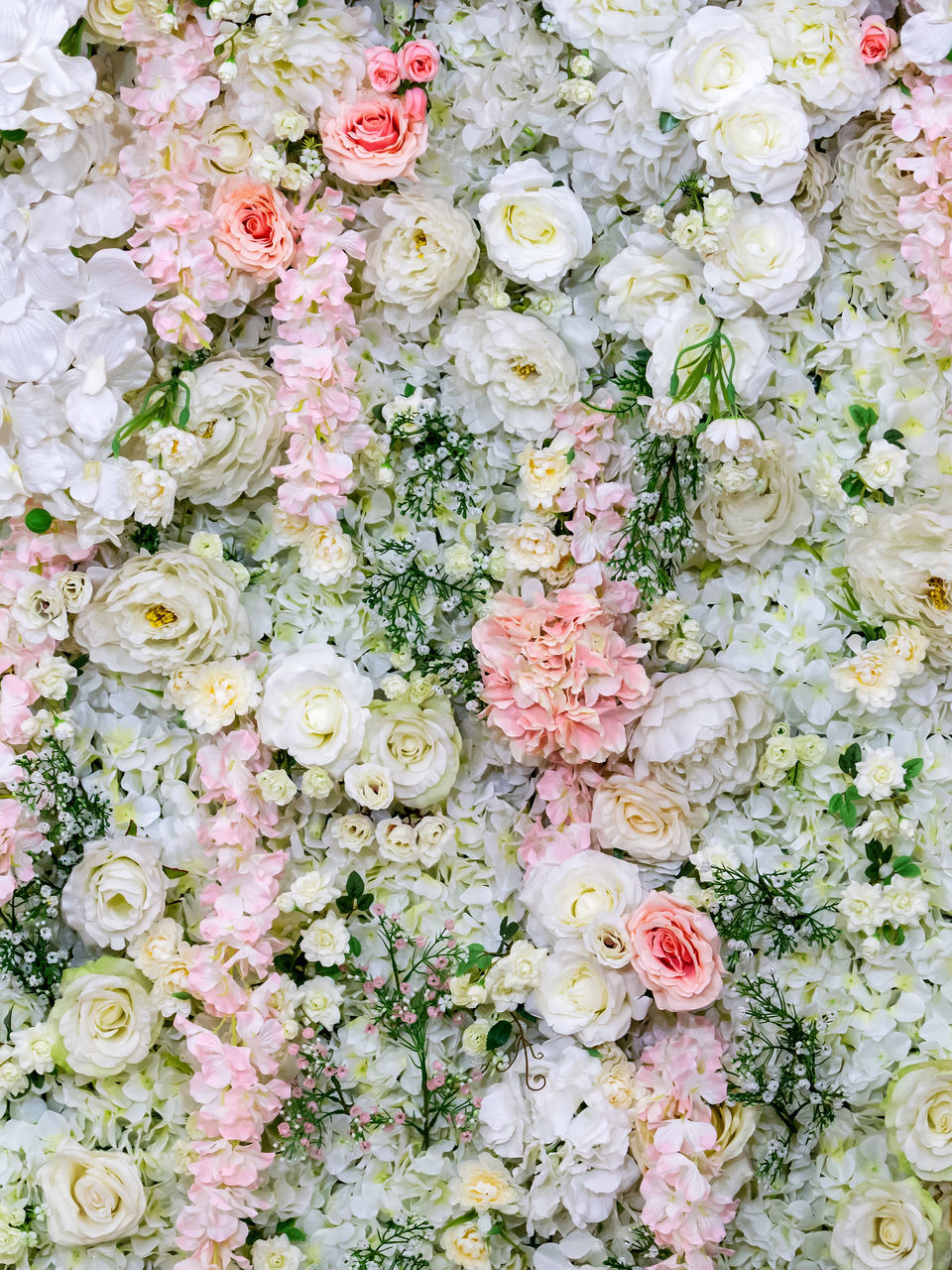 HIGH ANGLE VIEW OF ROSE BOUQUET ON WHITE ROSES