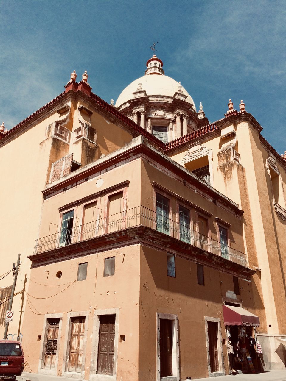 LOW ANGLE VIEW OF OLD BUILDING AGAINST SKY IN CITY