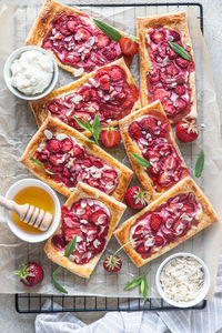 Puff pastry mini pies with strawberry, cream cheese, almond and honey.