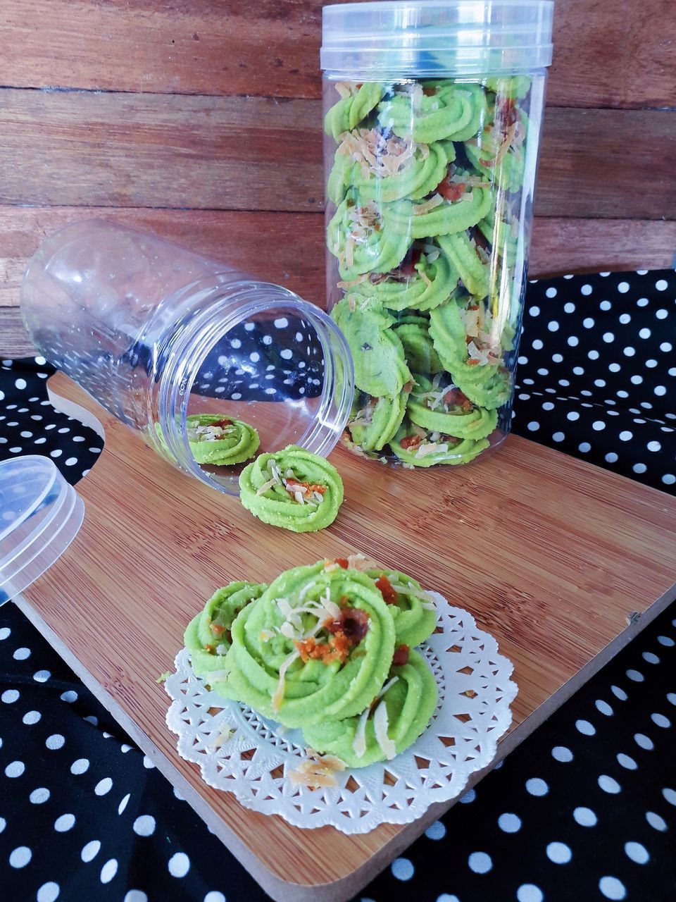 HIGH ANGLE VIEW OF JUICE IN GLASS ON TABLE