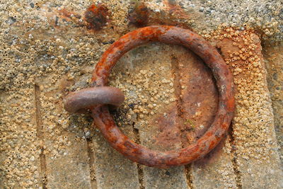 Close-up of rusty metal chain