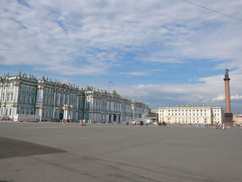 Palace square, winter palace and the pillar of alexandria in the center of st. petersburg, russia