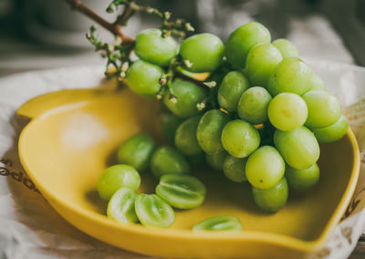 Close-up of grapes in bowl on table