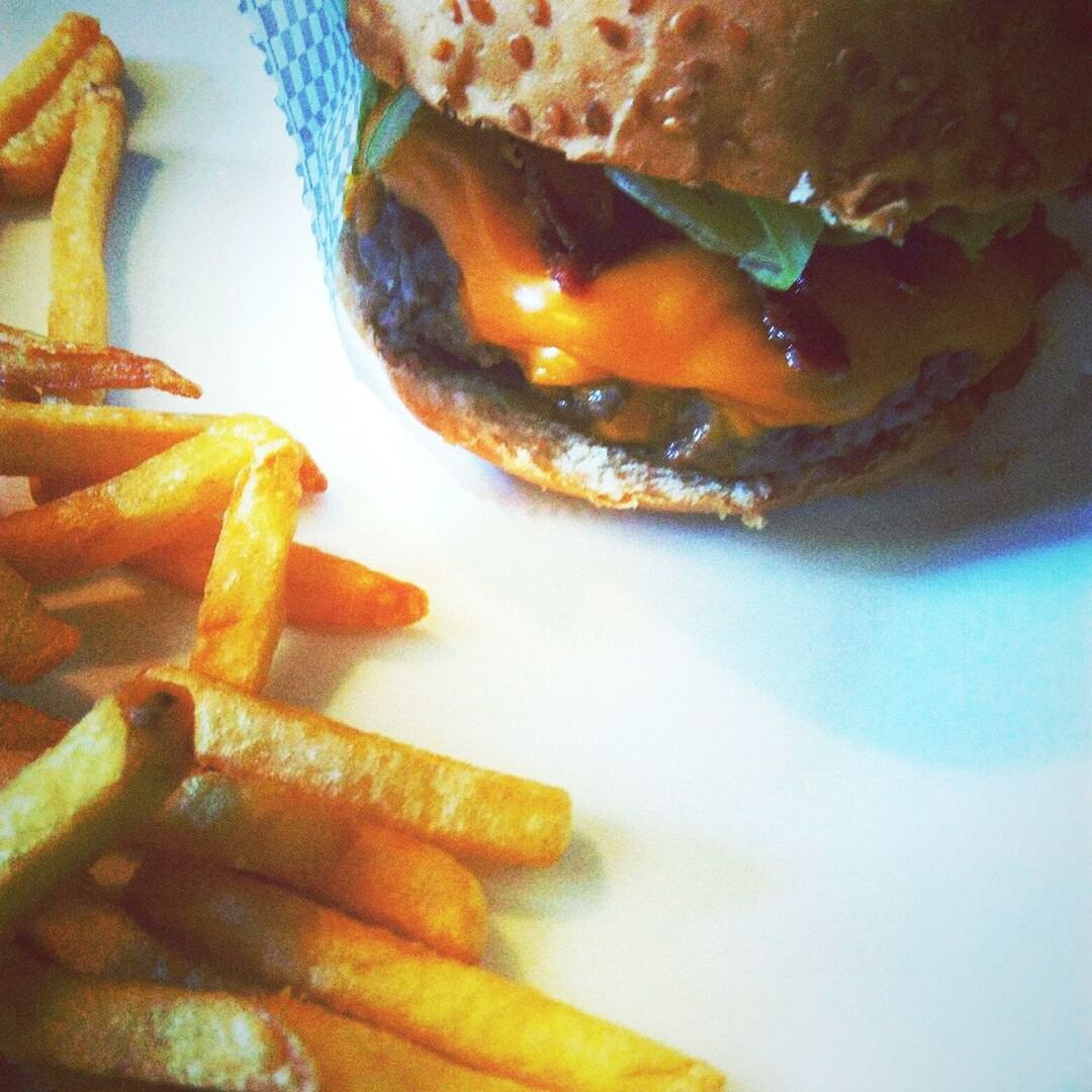 CLOSE-UP OF BURGER ON TABLE