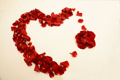 Close-up of red roses against heart shape