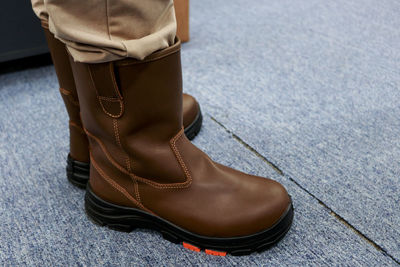 Workers use brown boots, these safety shoes are made of leather