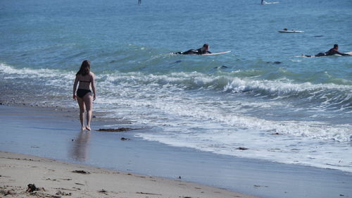 People surfboarding in sea