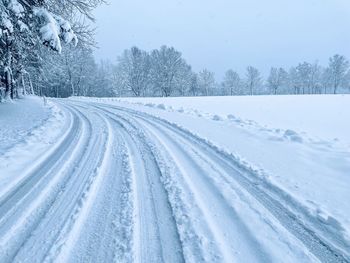 Verschneite straße im thüringer wald 