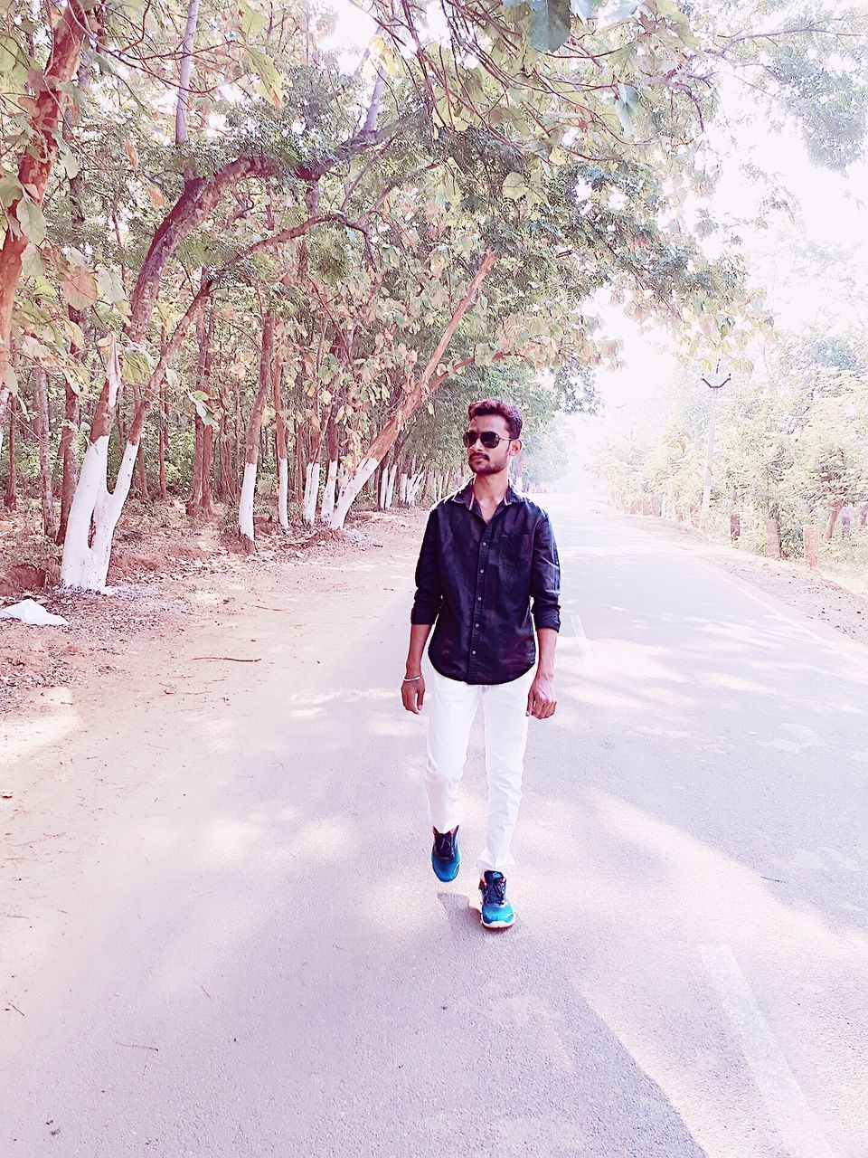 FULL LENGTH PORTRAIT OF MAN STANDING AGAINST TREE