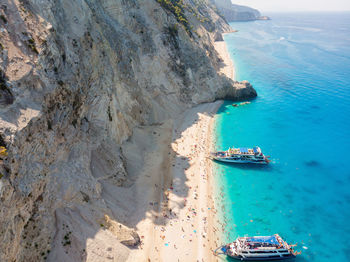 Tourists arrived at the beach.