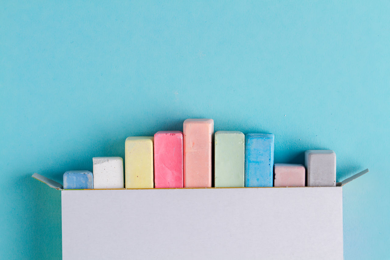 CLOSE-UP OF COLORED PENCILS ON TABLE