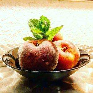 Close-up of apples in bowl on table