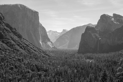 Yosemite national park from the tunnel view lookout.