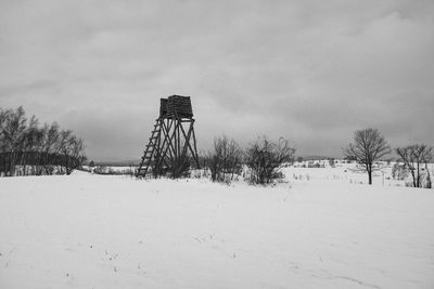 Scenic view of snow covered field against sky