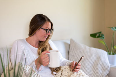 Midsection of man holding coffee cup