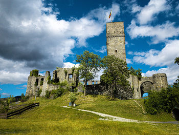 Old ruin building against sky