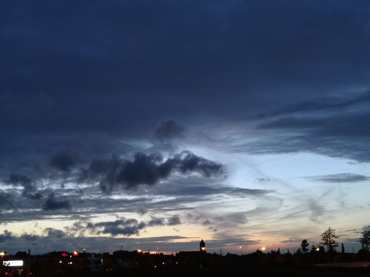 SILHOUETTE CITY BUILDINGS AGAINST SKY AT SUNSET