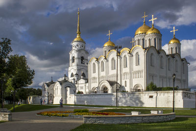Vladimir, russia - august 04, 2016 assumption cathedral. white orthodox temple with golden domes.