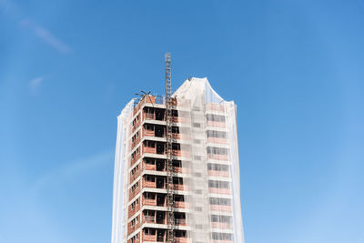 Facade of a large commercial building under construction. city of salvador, brazil.