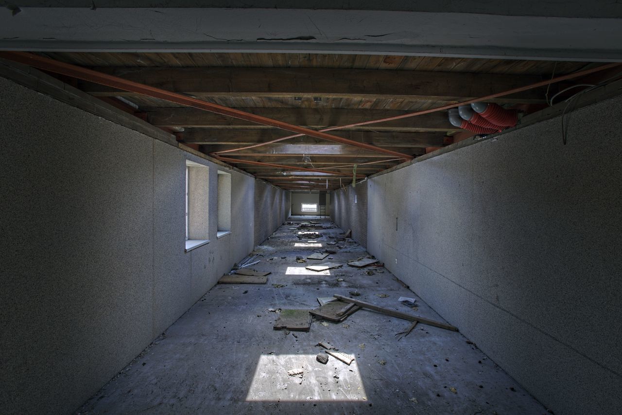 EMPTY CORRIDOR ALONG WALLS