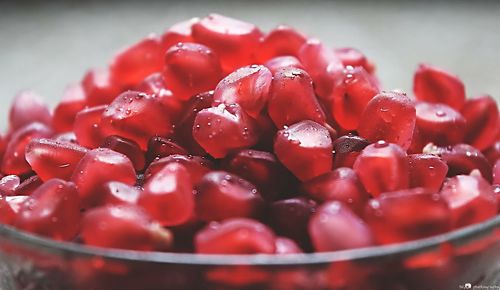 Close-up of wet pomegranate seeds in bowl