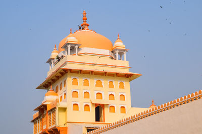 Beautiful view of orchha palace fort, raja mahal and chaturbhuj temple from jahangir mahal, orchha