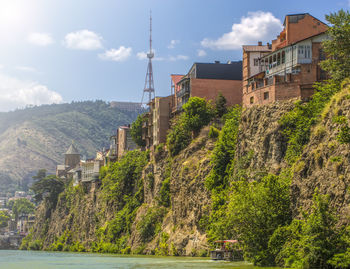 Houses on the edge of a cliff above the river kura. tbilisi, the historic city