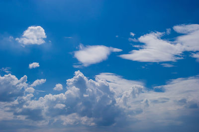 Fresh blue sky and soft white clouds, bright blue sky with fluffy white clouds.