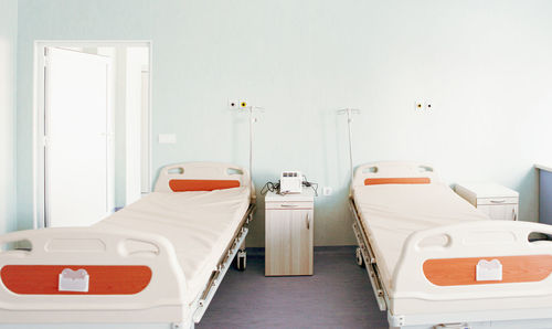 Modern hospital room. hospital bed in clean and modern hospital. interior of empty hospital ward.