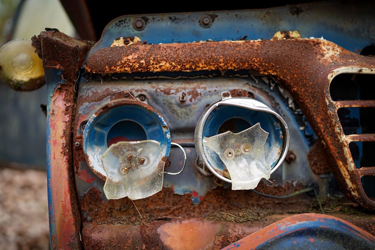 CLOSE-UP OF OLD RUSTY MACHINE