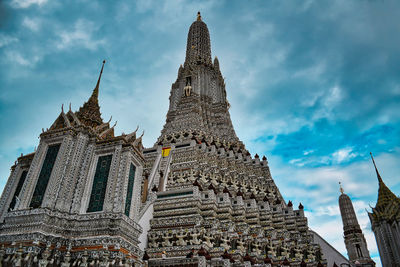 Temple of dawn, wat arun is a buddhist temple and derives its name from the hindu god aruna