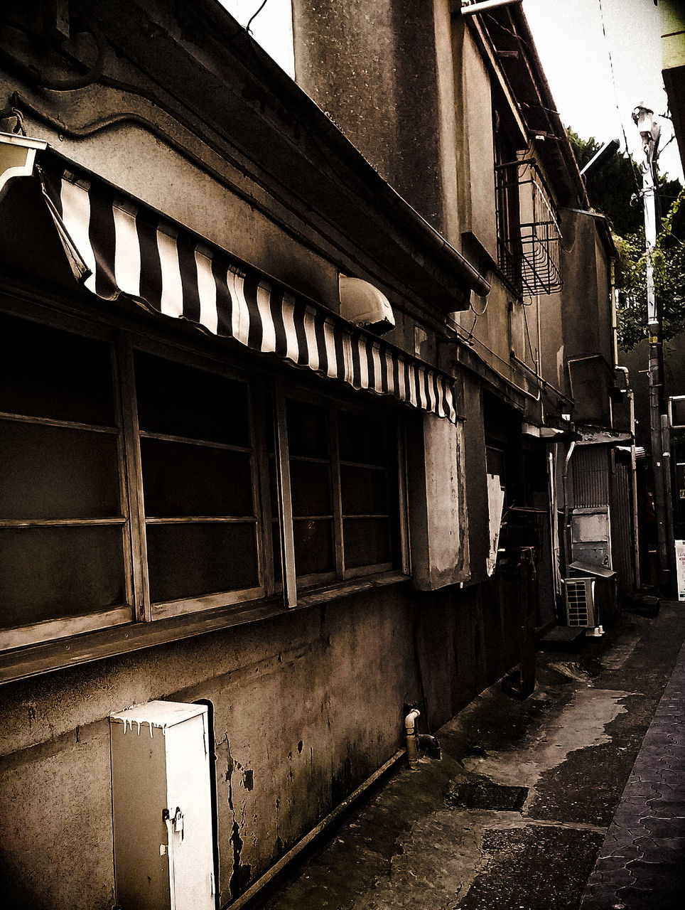 built structure, architecture, no people, building exterior, abandoned, outdoors, day, close-up