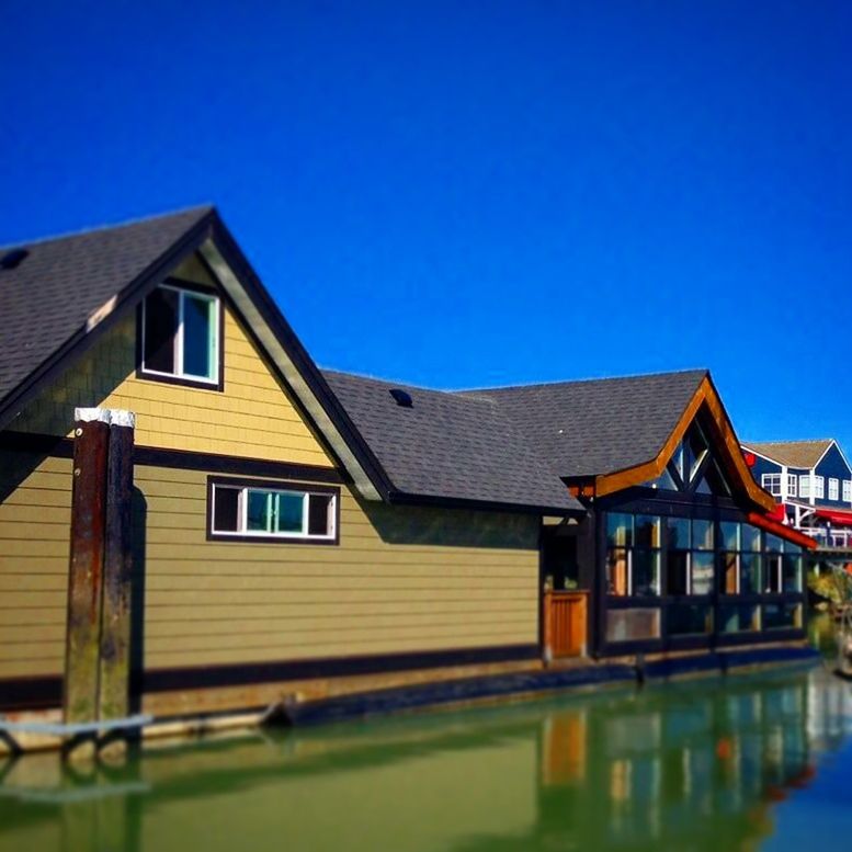 architecture, building exterior, built structure, clear sky, blue, house, residential structure, residential building, reflection, copy space, window, water, waterfront, building, outdoors, day, roof, no people, low angle view, canal