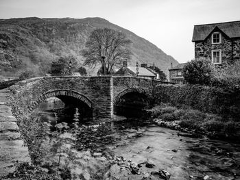 Arch bridge by building against sky