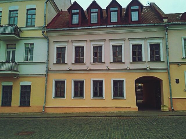 building exterior, architecture, built structure, window, residential building, building, yellow, residential structure, facade, city, door, house, outdoors, no people, street, day, in a row, balcony, side by side, exterior