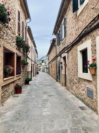 Narrow street between buildings