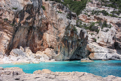 Scenic view of sea by cliff