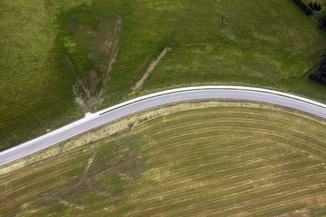 HIGH ANGLE VIEW OF GOLF COURSE ON LANDSCAPE