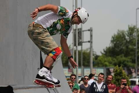 lifestyles, full length, leisure activity, casual clothing, mid-air, focus on foreground, men, jumping, holding, young adult, side view, skill, day, fun, enjoyment, built structure, outdoors, person