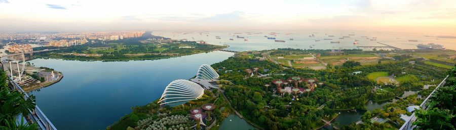 180 degree view from marina bay sands skybar cÉ la vi singapore to gardens by the bay