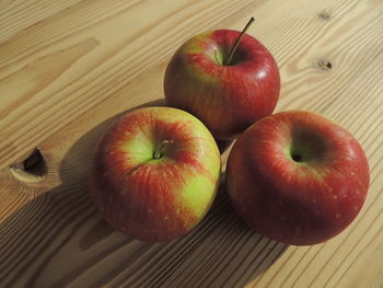 Close-up of apples on wooden table