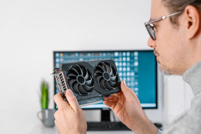 Man holding pc ventilation fan