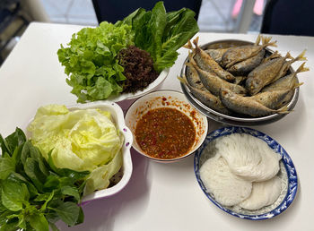 Deep-fried mackerel with sweet and sour sauce served with fresh stir-fry