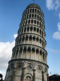 Leaning tower of pisa against sky