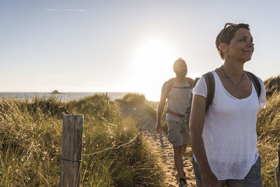 France, bretagne, finistere, crozon peninsula, couple during beach hiking