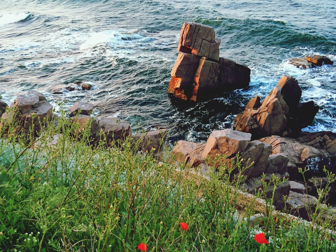 HIGH ANGLE VIEW OF ROCK FORMATION ON BEACH