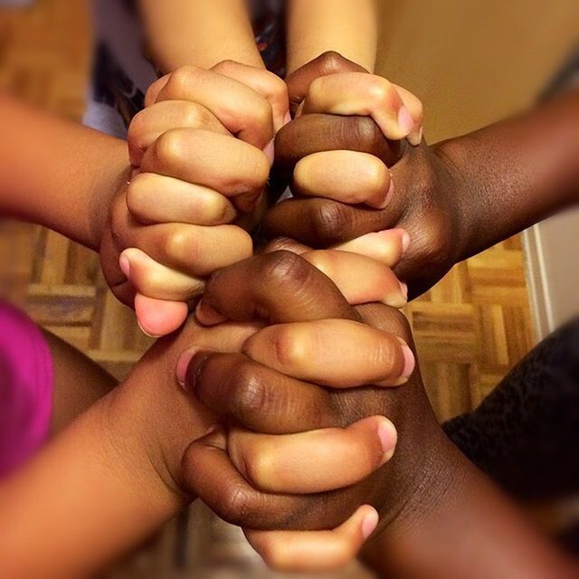 CLOSE-UP OF HANDS HOLDING FINGER