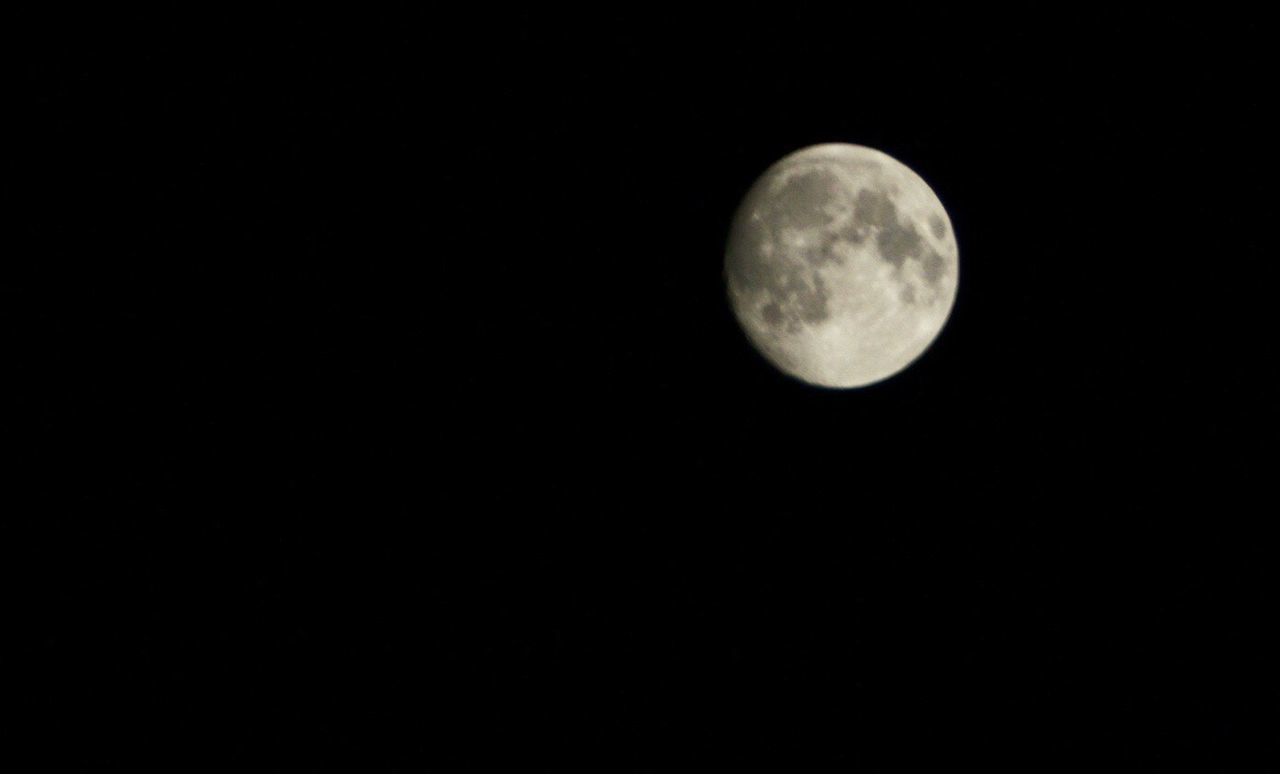 moon, astronomy, night, full moon, planetary moon, moon surface, beauty in nature, space exploration, scenics, tranquil scene, tranquility, copy space, discovery, circle, low angle view, nature, clear sky, space, majestic, dark