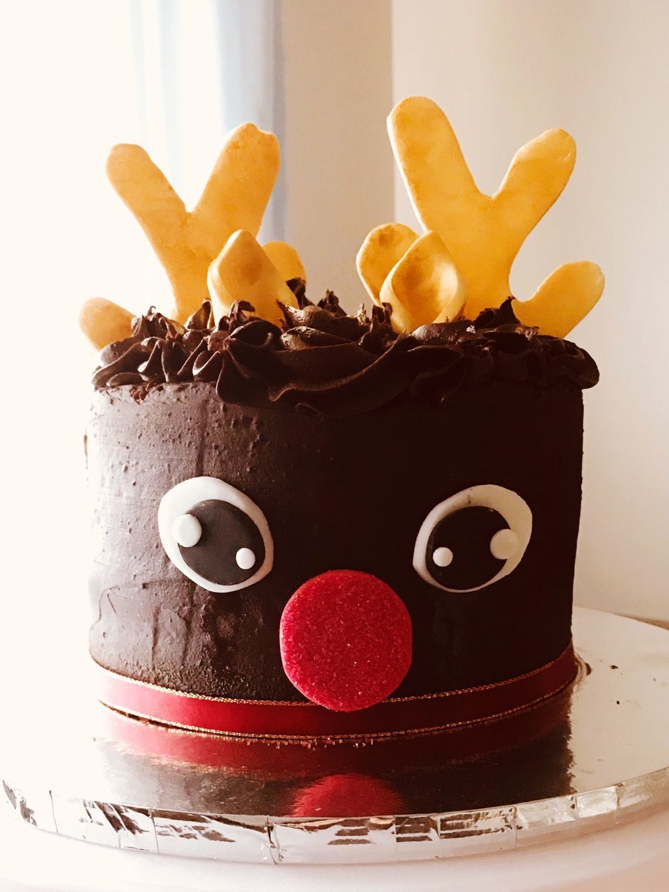 CLOSE-UP OF CAKE ON TABLE