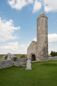 Old ruin building against sky